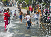 children playing in a fountain in Mexico City